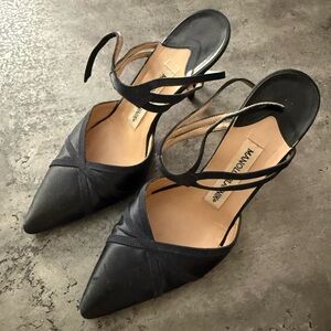 Manolo Blahnik Elegant Navy Pointed Heels